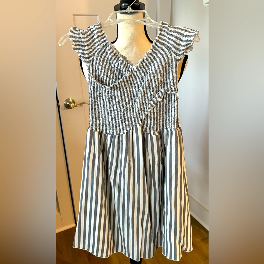Beachsissi dress size small.  Gray and white with elastic at chest and sleeves.